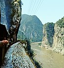 Heute überfluteter Teil der Strecke zwischen Šip und Most na Drini. Im Hinter­grund die Drina-Brücke.