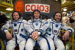 Phi hành đoàn Soyuz TMA-16M. Từ trái sang phải: Phi hành gia Scott J. Kelly, Gennady I. Padalka và Mikhail B. Korniyenko.