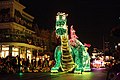 Char d'Elliott le dragon de Peter et Elliott le dragon (1977) dans la Main Street Electrical Parade au Magic Kingdom en 2016.