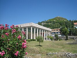 Sint-Niklaaskathedraal (graf van Skanderbeg) en heuvel met de burcht