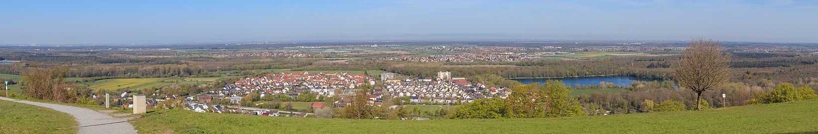 Blick vom Michaelsberg auf Untergrombach, rechts der Baggersee