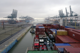 Passage d'une écluse dans le port d'Anvers vu depuis le pont d'un porte-conteneurs