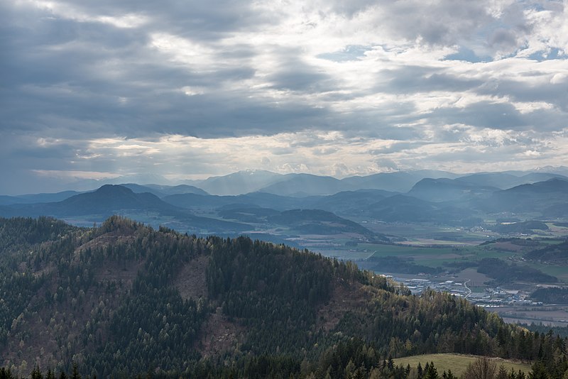 File:Magdalensberg Blick gen Westen Zechnerkogel 15042022 2458.jpg