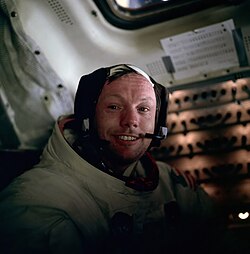 Foto Armstrong tersenyum dengan pakaian antariksanya