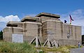 « Le Grand Blockhaus » et quatre tétraèdres de béton, obstacles aux tentatives de débarquement.