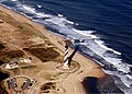 Vista aérea del faro en 1999, antes de su mudanza; la costa del océano se encuentra a escasos 60 m de distancia.