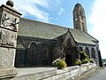 Guipavas : l'église paroissiale Saint-Pierre-et-Saint-Paul et son porche.