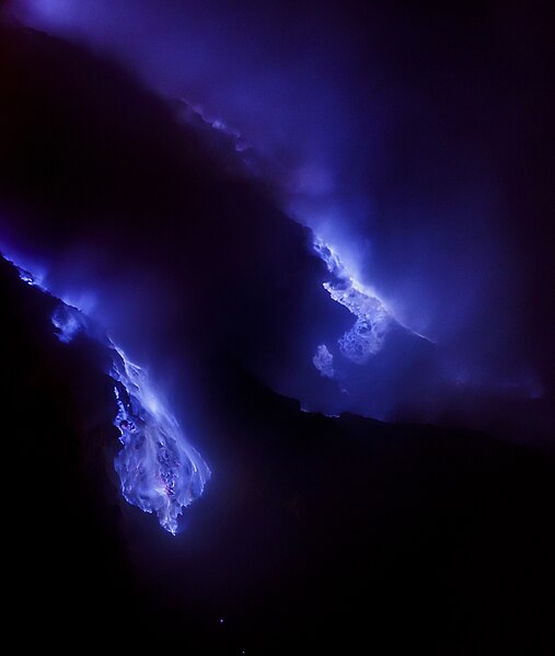 File:The blue fire of Kawah Ijen 2.jpg