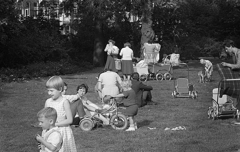 File:Zondagmiddag werd op het Fred Hendrikplantsoen tambourwedstrijden gehouden, Bestanddeelnr 911-5831.jpg