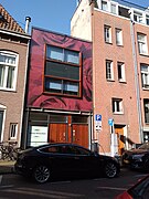 Reyer Anslostraat 4 met roos (maart 2021)