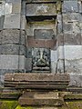 Arca Ganesha di relung barat candi dengan yoni di depannya.