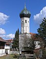 Kirche Patrona Bavariae mit historischem Friedhof im Ortskern