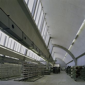 Interieur van de fabrieksruimte met gebogen sheddakenconstructie