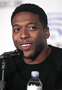 Jocko Sims interprète Carlton Burk.