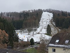 Die Skipiste vom „Scheid“ aus; links der Übungshang, unten mittig die Skihütte