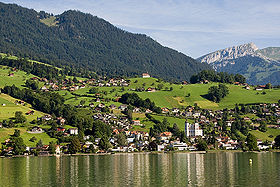 Blick vom Sarnersee auf die südwestlichen Dorfteile: Goldmattquartier, Pfarrkirche St. Peter und Paul und darüber Ramersberg