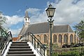 Loopbrug met de Hervormde kerk