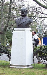 Busto en la Plaza Perú en ciudad de Buenos Aires, Argentina.