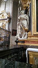 Chapelle du Pilier vert, statue de saint Roch et son chien.