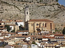 Castellote, Teruel, España. Vista parcial del pueblo con la iglesia de San Miguel.jpg