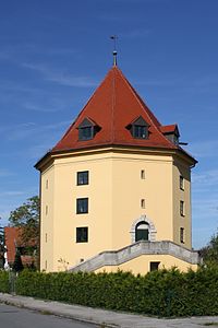 Sanierter Hochbunker mit achteckigem Grundriss in München-Trudering