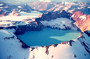 Vista aeriana dau lac de cratèr de Mont Katmai.