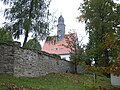 Die Kirche mit der mittelalterlichen Umfassungsmauer