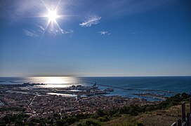 Sète, son port et le golfe du Lion vus depuis le sommet du mont Saint-Clair.