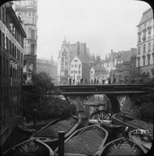 Pråmar på kanal i Hamburg