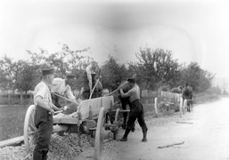 Soldaten bei Ausbesserungsarbeiten an einer Strasse - CH-BAR - 3238641.tif