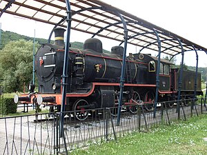 JDŽ 20-183 (ex SHS 6183) als Denkmal am Bahnhof Trebnje in Slowenien