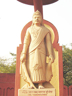 Patung Yudhistira di Birla mandir.