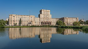 Ĉefkonstruaĵo de la Bauman Universitato. Vido de la flanko de la rivero Jaŭza