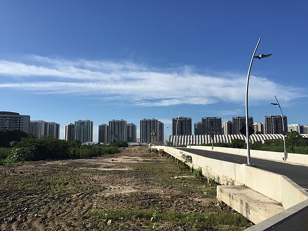 Outside of Paralympic area, September 2016 near Olympic Village, Rio de Janeiro. Deutsch: naja, noch sehr frisch das alles - und sehr weitläufig: nahe dem Olympischen Dorf im ehemaligen Marschland von Barra da Tijuca.