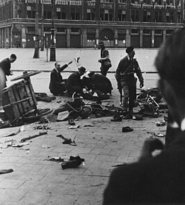 Op 7 mei 1945 ontstond een schietpartij tussen Duitsers in De Groote Club naast het Paleis op de Dam en eigenzinnige leden van de Binnenlandse Strijdkrachten, waarbij door paniek en rondvliegende kogels doden en gewonden in de volksmassa op de Dam vielen. (foto: Krijn Taconis)