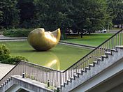 "Large Divided Oval: Butterfly" (1985–1986), Haus der Kulturen der Welt, Berliin