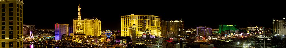 Widok na południowy odcinek Las Vegas Strip nocą. W prawym rogu widoczna jest konstrukcja CityCenter