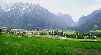 Blick über das Toblacher Feld zum Eingang des Höhlensteintals hin