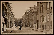 Reyer Anslostraat in circa 1911 met rechts de slijterij en het politiebureau