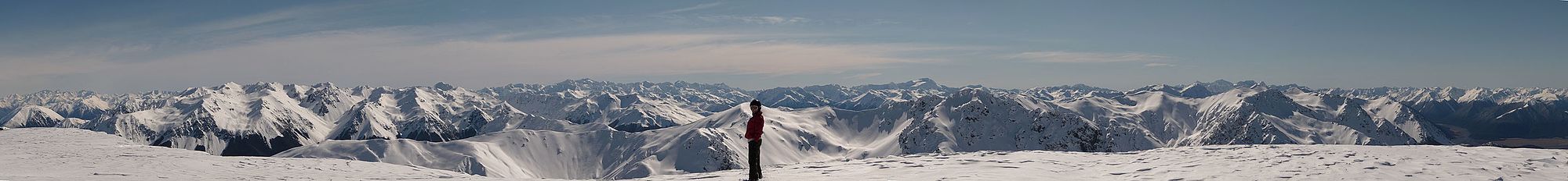 Panoramisk vinterudsigt fra toppen af Hamilton Peak i Craigieburn-bjergkæden.