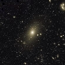 Vnější oblasti galaxie M87 mají eliptický obrys a směrem k okraji slábnou až do ztracena