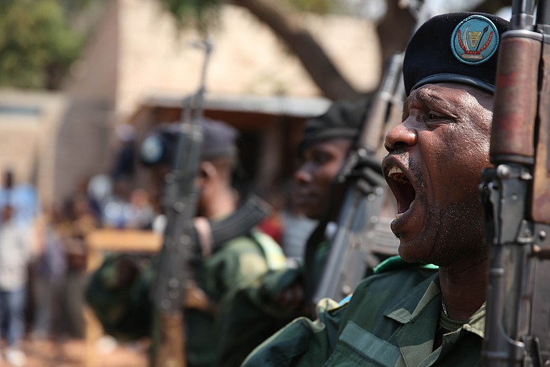 Kalemie, province du Katanga, RD Congo - un membre des FARDC lors de la parade militaire conjointe avec le bataillon Béninois. (20555208762).jpg