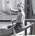 Un giovane kali'na in una canoa a Parigi nel 1892