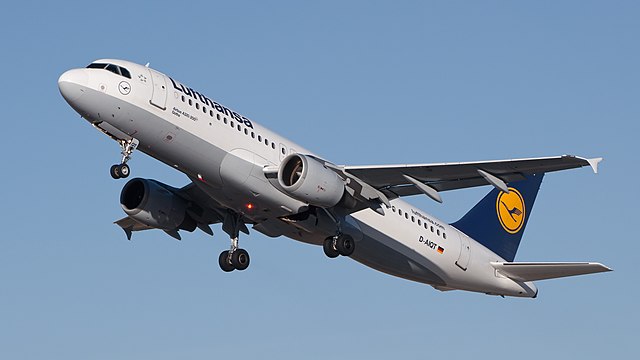 Lufthansa Airbus A320-211 (D-AIQT)