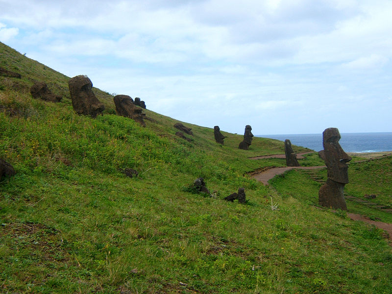 File:Rano Raraku1.JPG