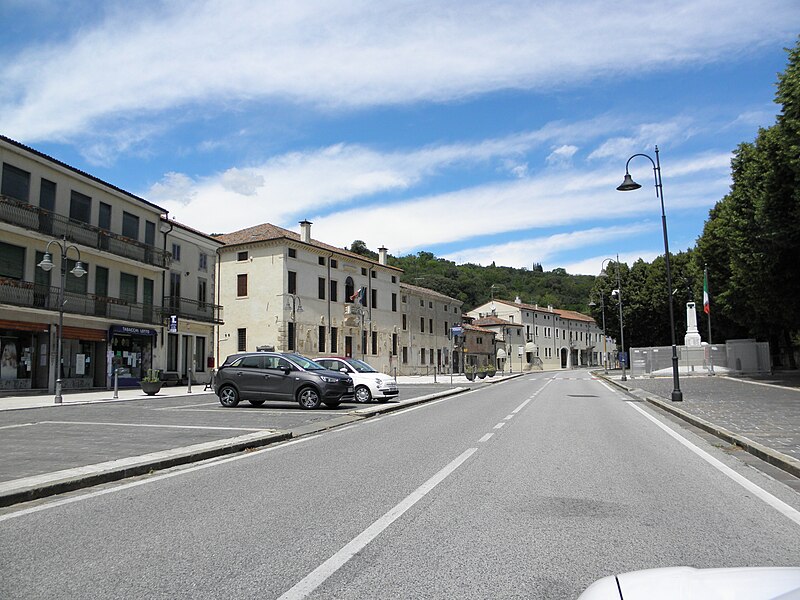 File:Via Roma (Orgiano) 01.jpg