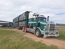 Sebuah truk Kenworth menurunkan ternak di sebuah peternakan di New South Wales.