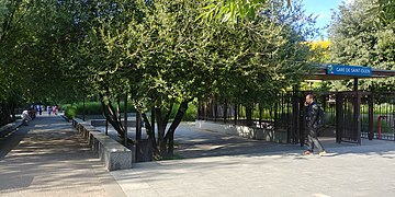 Abords de l'entrée sud de la gare (dans le parc François-Mitterrand).