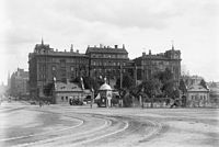 Kvarteret Klockan 1899 med gasklockan i förgrunden och Lundbergska huset bakom