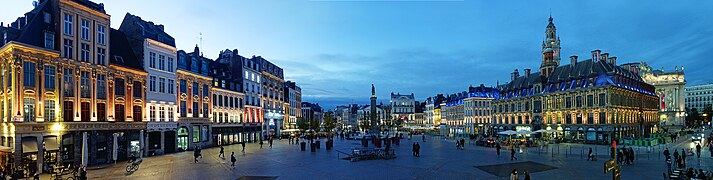 Vue panoramique de la grand-place dans le cœur de Lille, quartier Lille-Centre, la nuit.